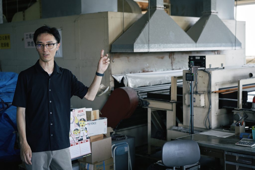 固綿製造の工場内を案内